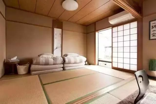 房间有2间卧室,可住4人,是传统的日式榻榻米.