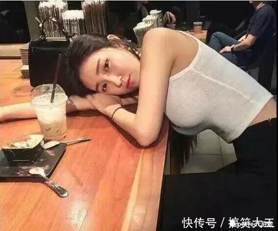 内涵:看着妹子的睡姿,我刚平静的心,一下子又翻滚起来