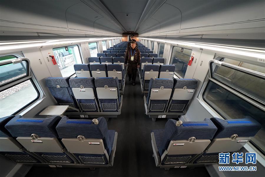 这是cr200j动车组列车内的硬座车厢(1月6日摄).新华社记者 陈飞 摄