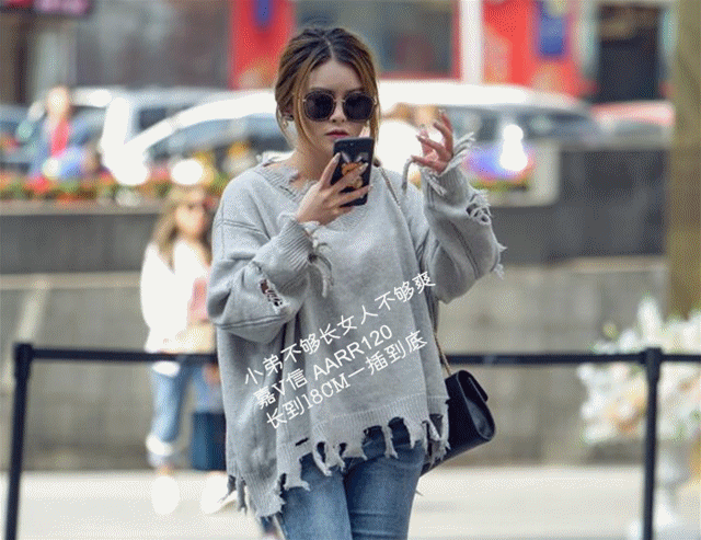 7.草绿色呢子短款 v领驼色针织衫,闲庭信步,修长的大腿格外的出众.