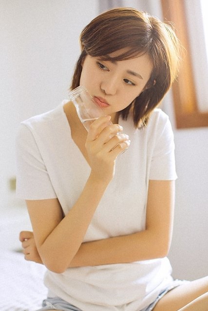 演员牟星素颜出镜 床照随性唯美显慵懒