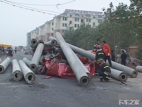 钢筋圆柱体事故案例 大货车遇红灯急刹