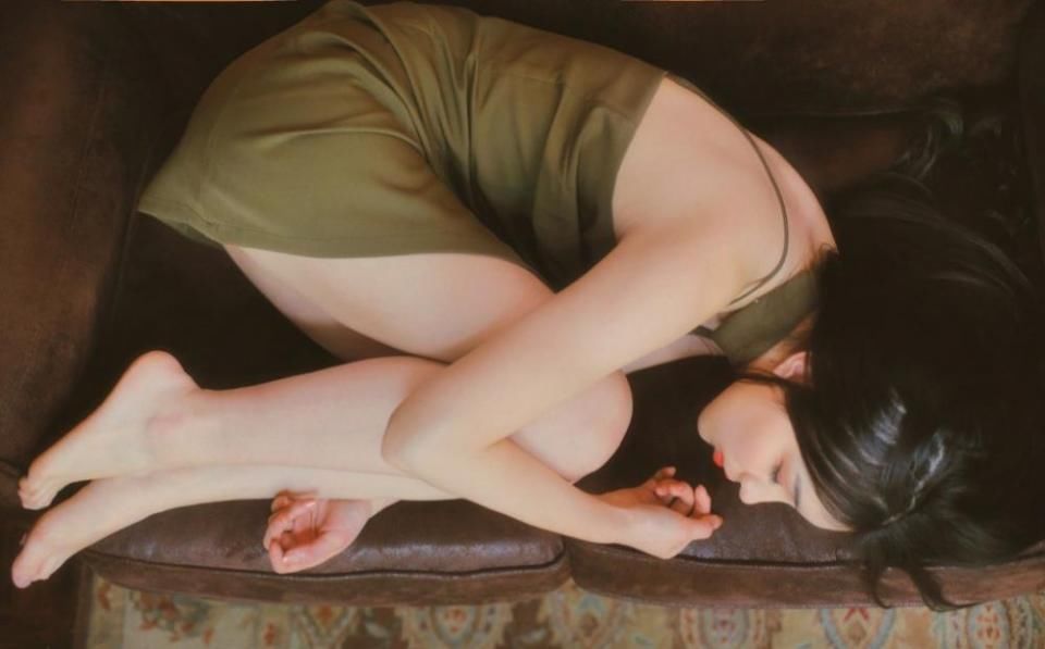 治愈系女神穿吊带睡衣拍朦胧写真,樱唇微露肌肤水嫩美腿修长!