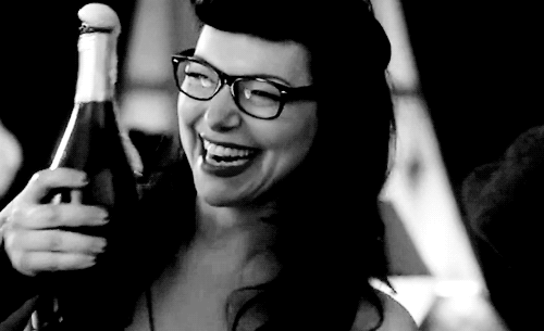 最新一期内涵爆笑动图 妹子,你这是要一人单挑群男?