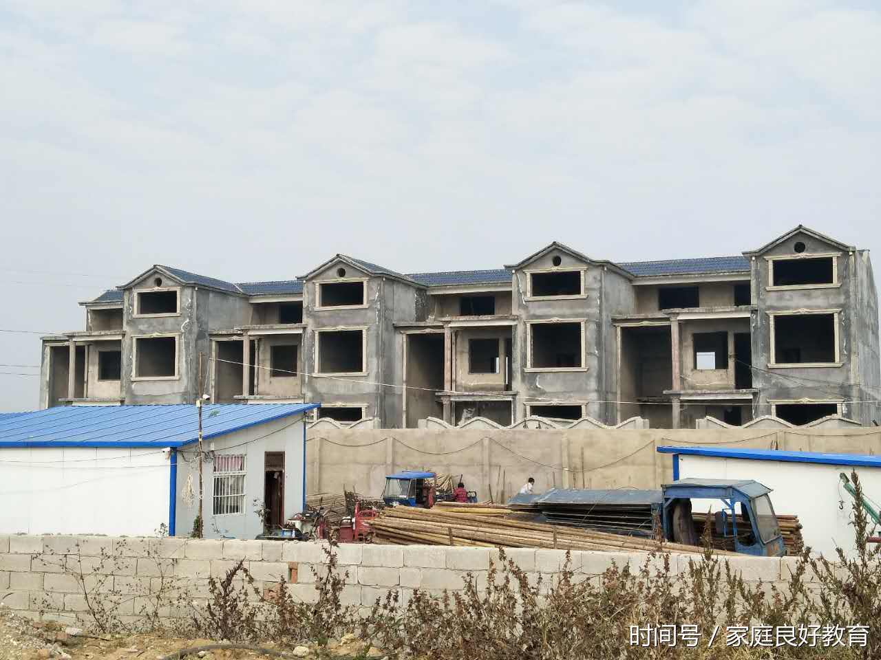 不要说占用耕地建别墅了,就连村民在老宅基地上建房,泌阳县综合执法局