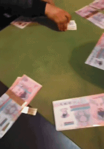 搞笑gif:好无辜的妹子,内心受到了一万点暴击伤害