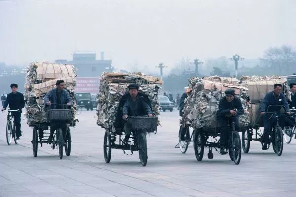 从这张"1978年的北京大栅栏"可以看到,热闹的市街逐渐重现人潮,"