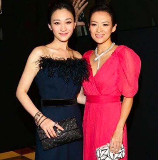 李小冉与章子怡的合影的对比,右边的章子怡皮肤有点发黄!