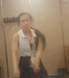 搞笑gif图:妹子你真的天天就穿成这样吗?实在吃不消了