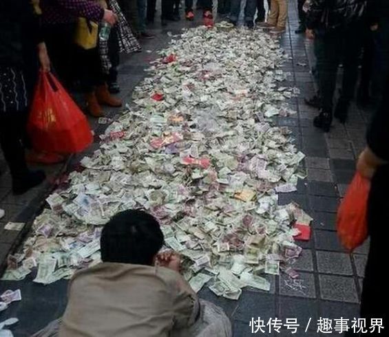 男子自创独特乞讨方法,路过的人自觉的掏钱给他,路面堆成钱山