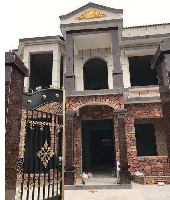 是不是觉得十分的宽敞啊?这个大门与围栏也是十分的漂亮的.