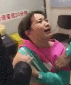 搞笑gif:第一次,真的太疼啦!