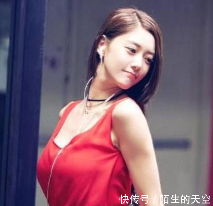 被称为"世界第二美人"因太美33岁没人敢追, 网友: 就怕她弯腰