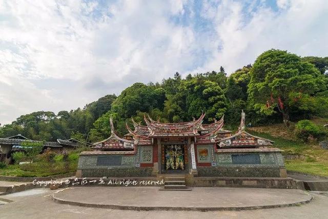 位于福建省中部,三明市轄縣的大田縣,這里不僅山巒疊翠,云峰聳峙,林茂草豐,生態旅游資源豐富,http://www.4kxx.com.cn 更有千年的種茶歷史。 靈動濟陽是大田縣旅游開發的另一條線路。主要的景點有有別于安良堡的肅穆、儀式感強而顯得格外平和、充滿煙火味的另一座坐落在一片稻田中的鳳陽堡;有一座橫跨于瀑布之上的五百多年歷史的木廊橋--紫云橋。http://www.