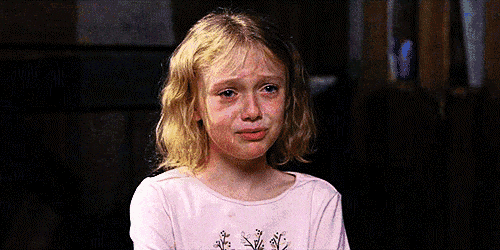 葵葵因为调皮把妈妈心爱的盘子给打碎了,妈妈又气又急地打了她的小