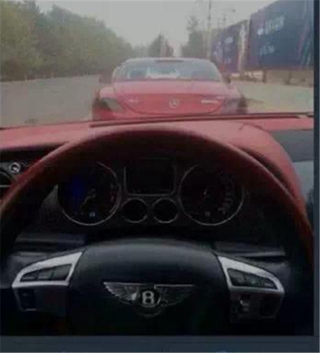假装羡慕别人 在路上看到前方是一辆奔驰,也是拍张照片说羡慕别人
