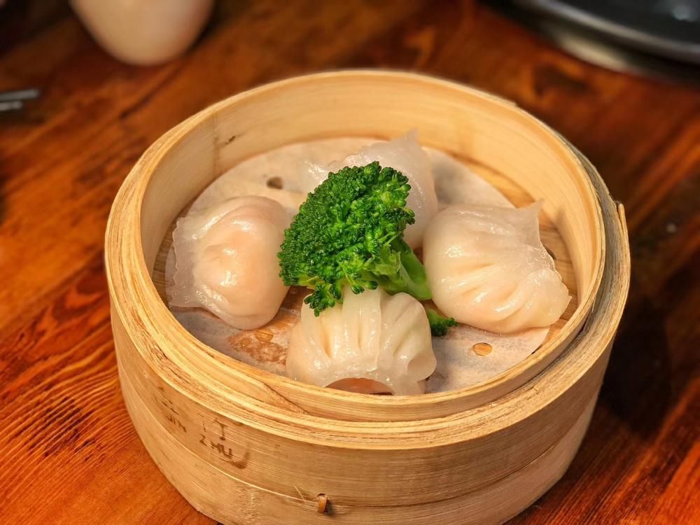 虾饺晶莹透亮,软韧而爽,饺内馅料隐约可见,吃腻了海鲜,尝上一只虾饺