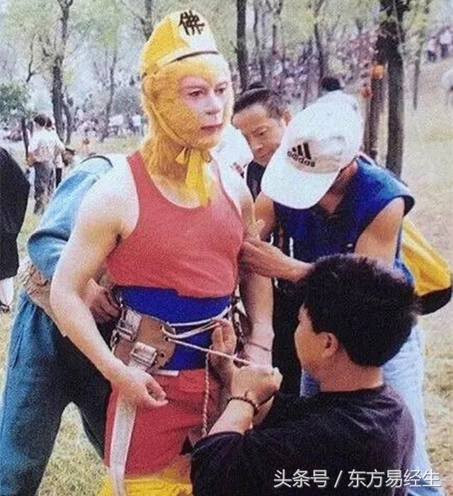 "八戒"在腾云驾雾.