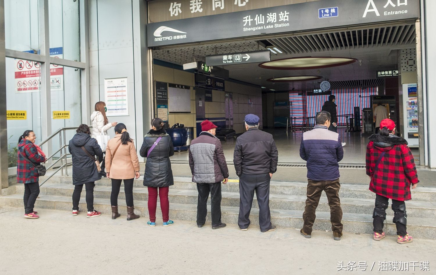 升仙湖站口,一排"摩的"师傅整齐列队,每到有乘客出站,就招手呼唤拉客