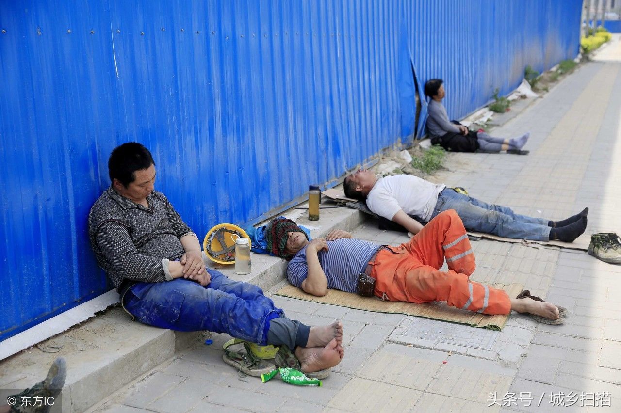 水泥地当床睡得香,农民工12幅午睡图,这样的午休条件你忍心看吗