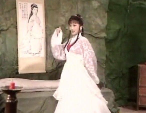 《新白娘子传奇》为什么要胡媚娘死???不死小青的戏分怎么就增加了???