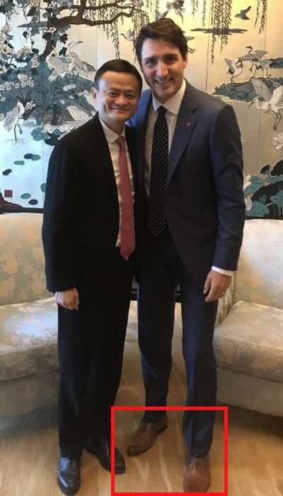 和马云合影,特鲁多都会有一个小动作:把左腿向前伸,拉近两人的身高差