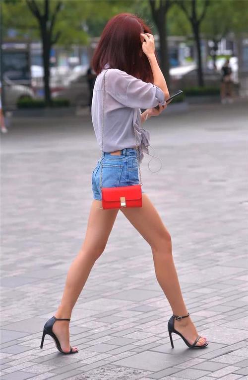 修长的腿搭配高跟牛仔热裤,这样的小姐姐很是迷人