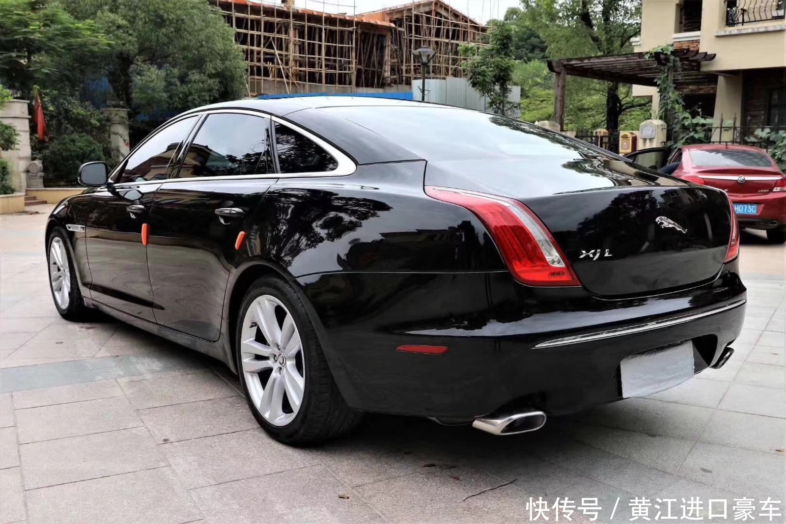 捷豹xjl售价20万,车身线条优美,时尚大气,拥有这台车姑娘们都会爱上你