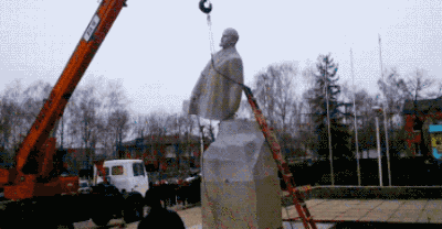 搞笑gif图:混黑社会多没出息,衣服都买不起!