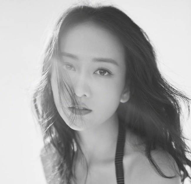 王鸥穿婚纱飘仙气,表情妩媚身段超好