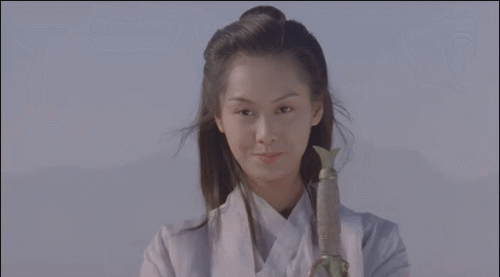 朱茵饰演的紫霞仙子,手握宝剑,台词说到一半,忍不住笑场了.