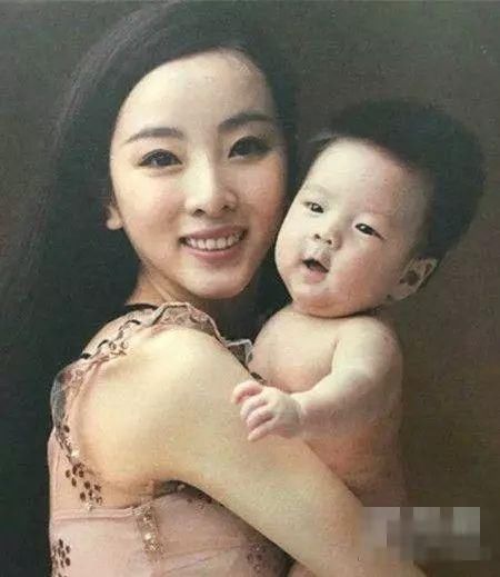 李思思晒两儿子同框照!神秘老公生活超低调,却经常在