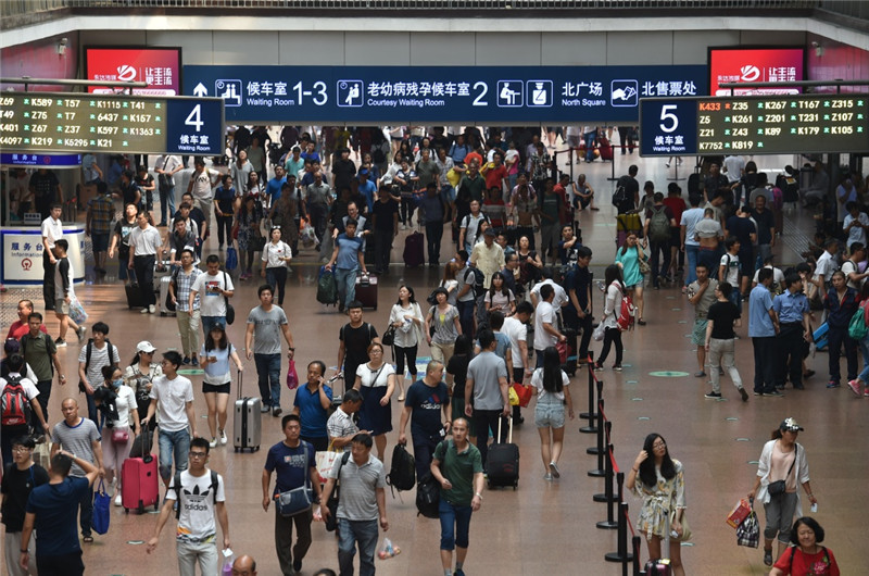 7月1日,旅客在北京西站候车室候车.