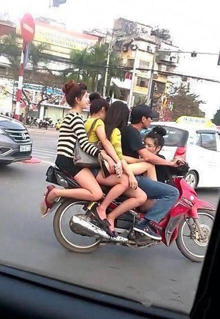 gif搞笑趣图:有办法的人 开摩托都有很多女人上车
