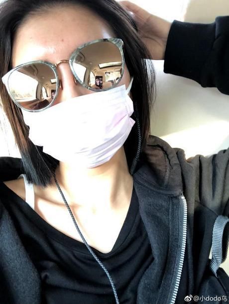 640         851     豆得儿戴口罩是因为她最近几天脸部