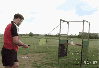 爆笑gif图:你以为你会打羽毛球吗?来见识下大神