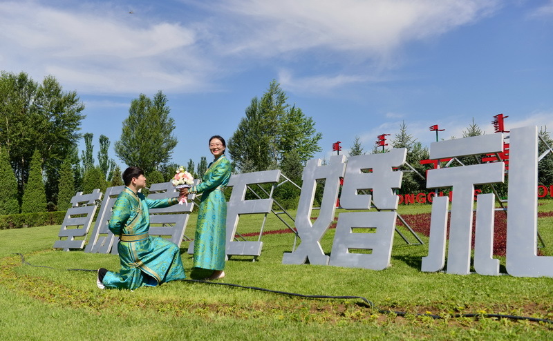 "草原青年婚礼节"举办