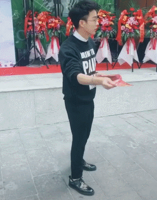 搞笑动图:异地恋 ,本想带给你惊喜, 谁知带回了惊吓!