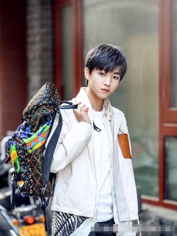 已经17岁,有单词初中生,有人同样拍吻戏!蔬菜人像初中图片