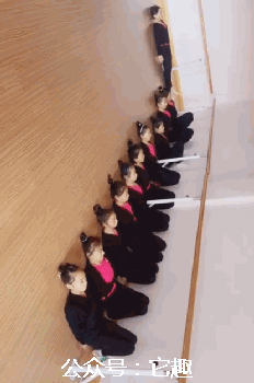 为什么要让孩子跪下……躺着呢啊?