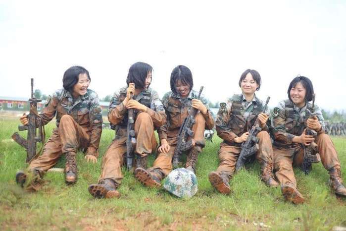 没人敢娶左手敬礼特战女兵? 澳大利亚国防部称她为"最