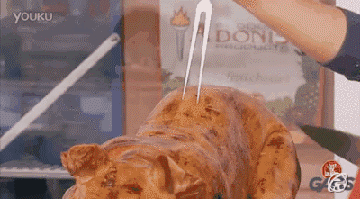 搞笑gif:吃个烤全乳猪,不小心把老奶奶吓着了,原来这猪会动