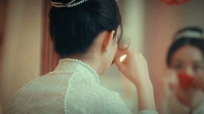 赵丽颖听到粉丝喊自己,回眸那一瞬间迷倒一片,回眸一笑百媚生