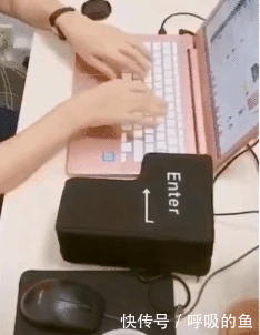 搞笑gif:桌子:小姐姐请挪开我承受不了了