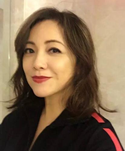 相信不少人都看到了邓萃雯在微博上晒出的自拍照,今年50岁的她如同