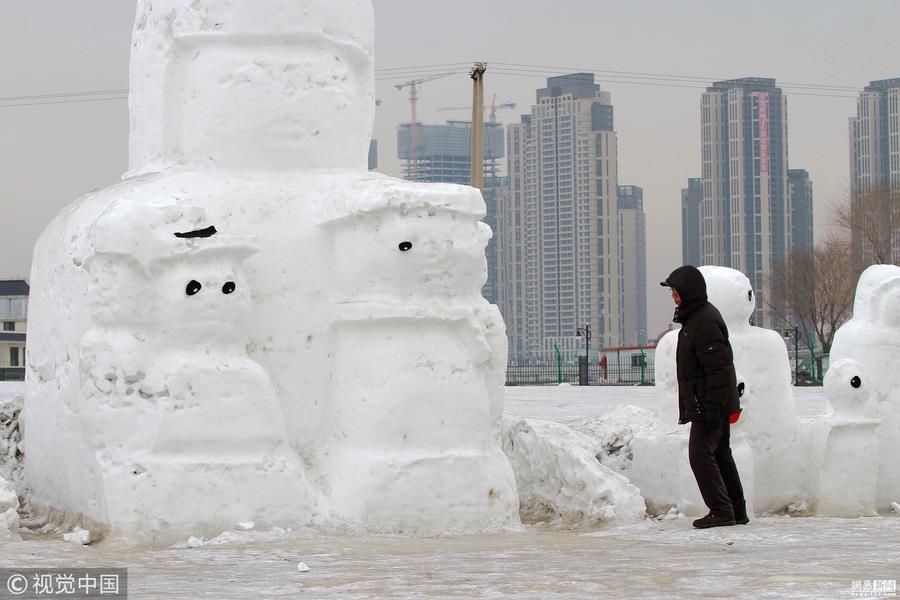 哈尔滨天气回暖 2018个雪人融化变模样