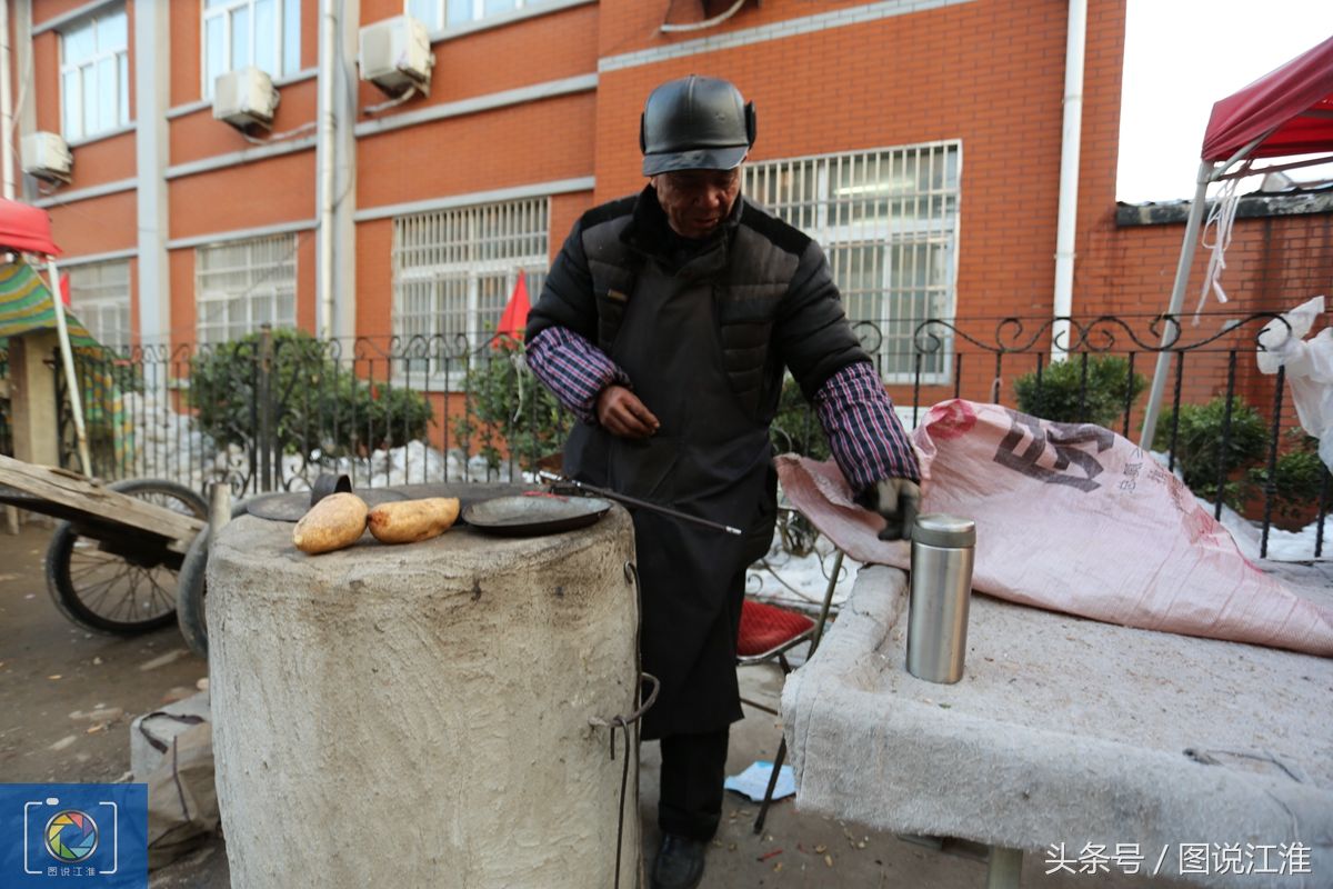 农村大爷街边用水泥砌个炉子卖烤红薯,一天从早到晚能