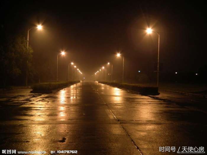 寂静的夜晚抬头遥望那美丽的星空 一个人的我独自行走在这路中 每当我