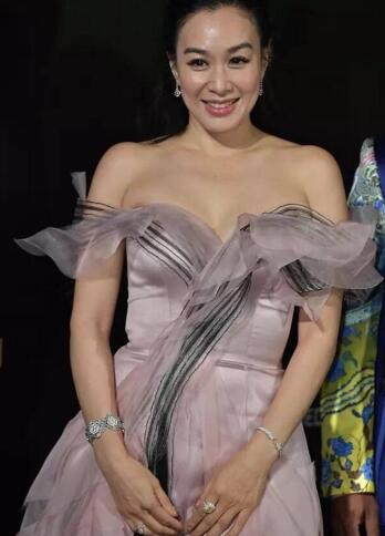 娱乐圈五位大嘴巴的嘴巴女星妈妈最性感性感的三角裤穿过舒淇图片
