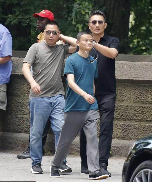 马云粑粑走路就是拽,太有个性!